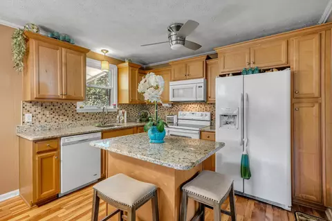 Kitchen - 308 Mockingbird Ln, Dickson, TN 37055 photo 2 of 2