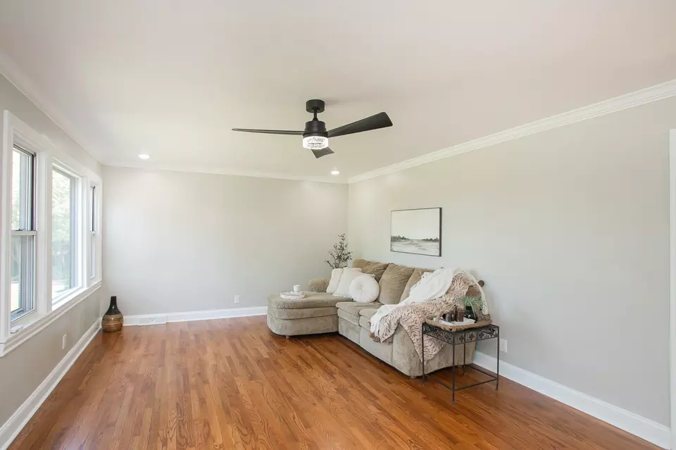 Living - 32 Jones Cir, Old Hickory, TN 37138 photo 3 of 6