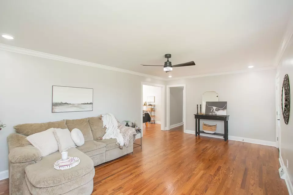 Living - 32 Jones Cir, Old Hickory, TN 37138 photo 4 of 6