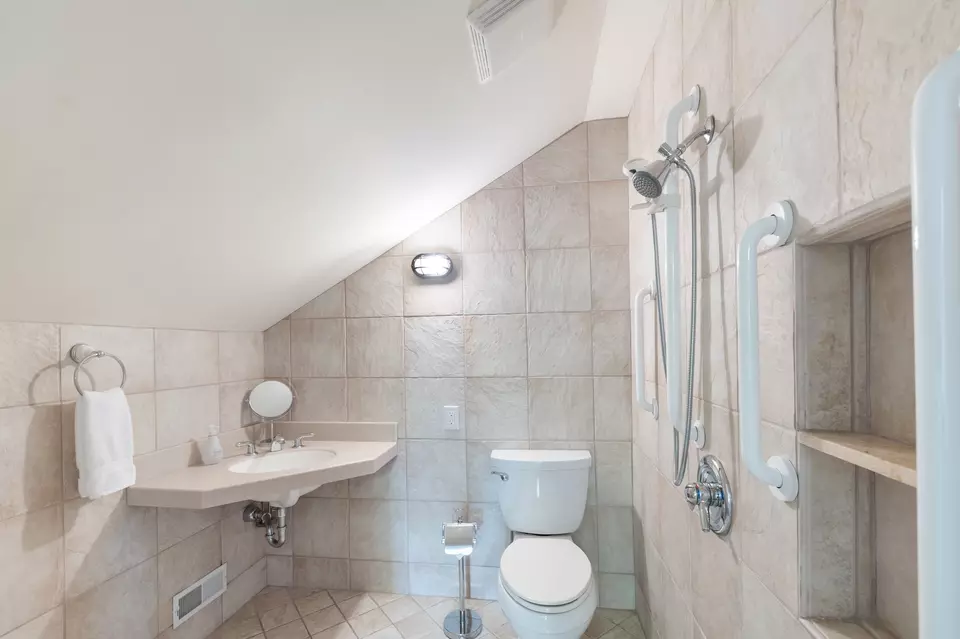 Bath - 143 Prospect Hl, Nashville, TN 37205 photo 7 of 8