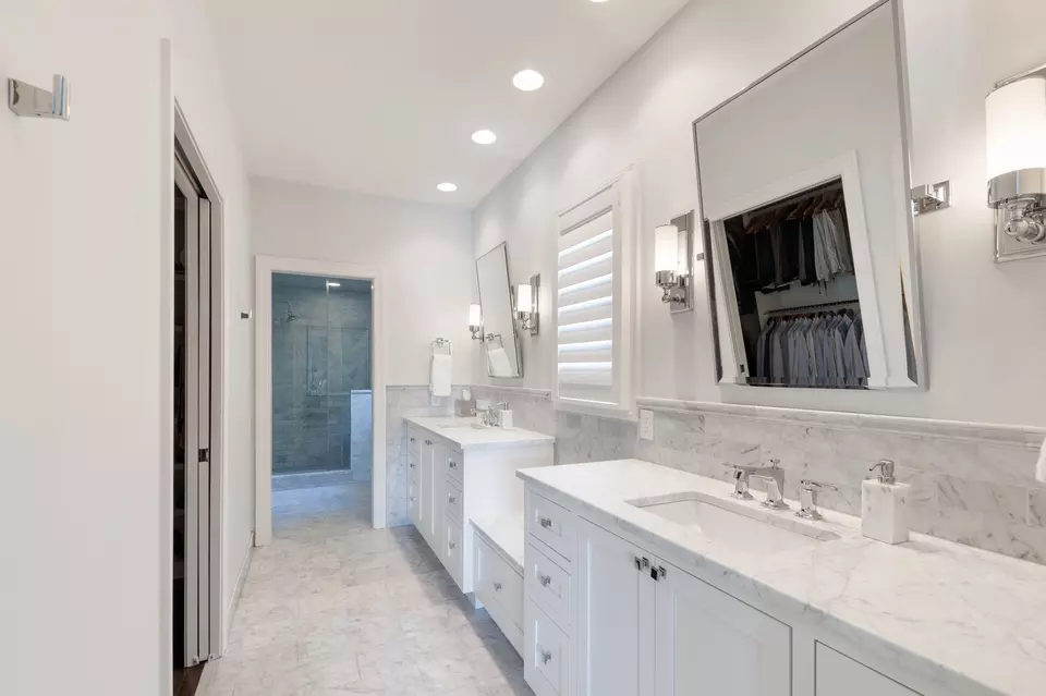 Bath - 143 Prospect Hl, Nashville, TN 37205 photo 2 of 8