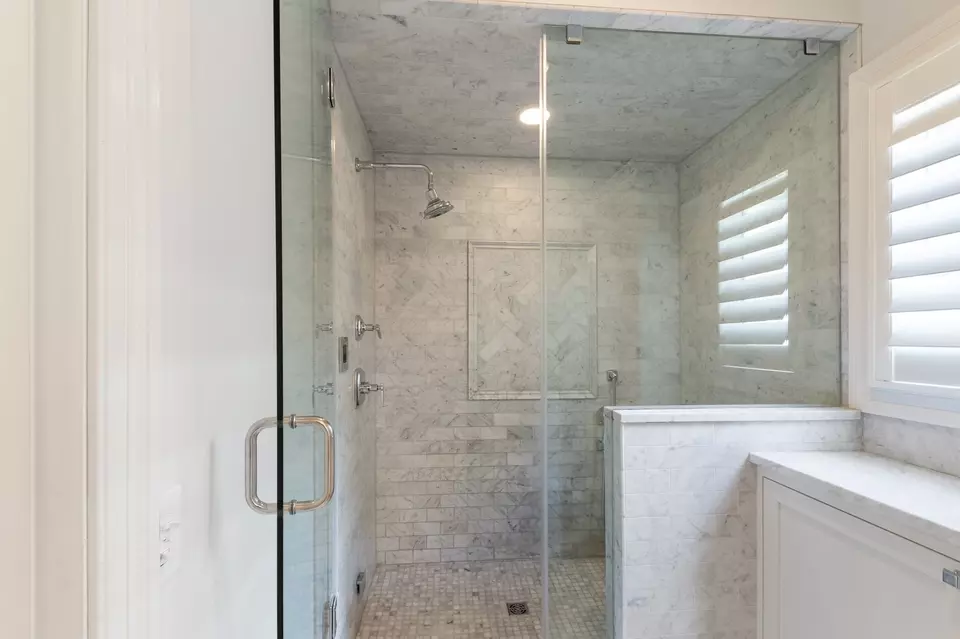 Bath - 143 Prospect Hl, Nashville, TN 37205 photo 3 of 8