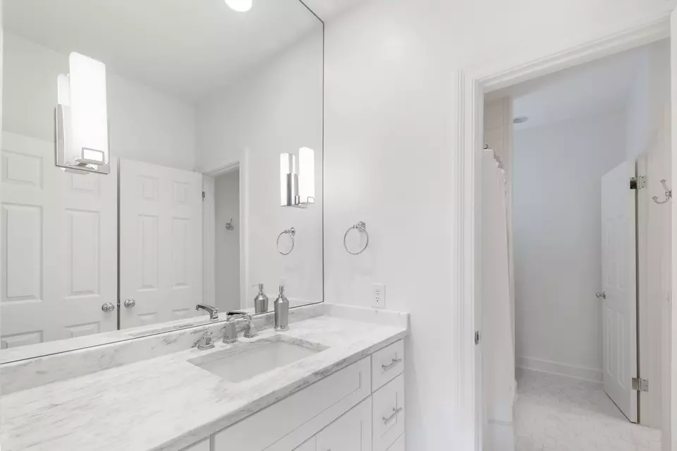 Bath - 143 Prospect Hl, Nashville, TN 37205 photo 5 of 8