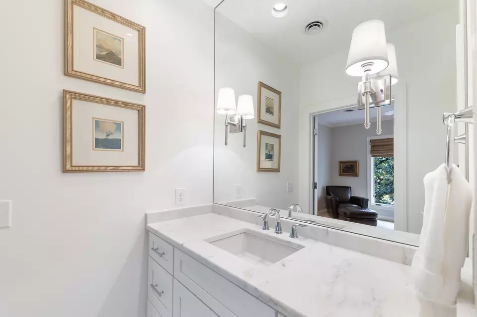 Bath - 143 Prospect Hl, Nashville, TN 37205 photo 6 of 8