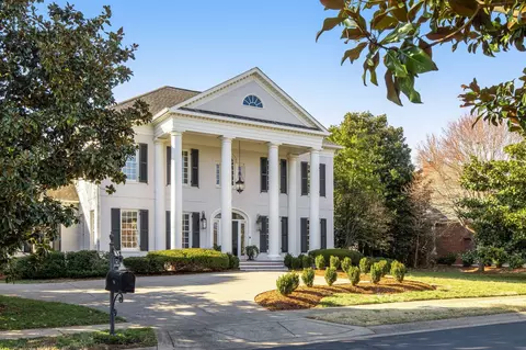 5042 Hill Place Dr, Nashville, TN 37205