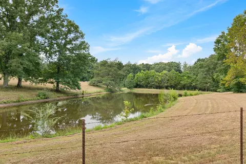 2820 Skyview Dr, Centerville, TN 37033 photo 2