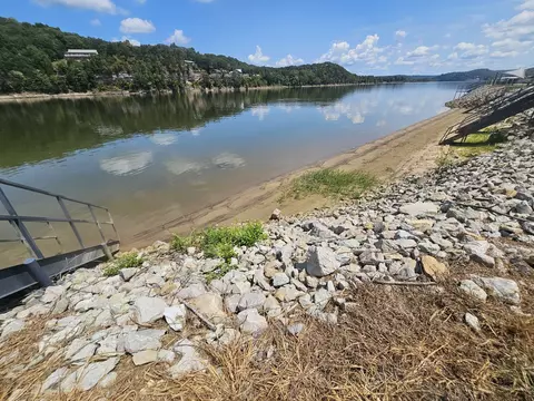 238 S River Front Dr, Clifton, TN 38425