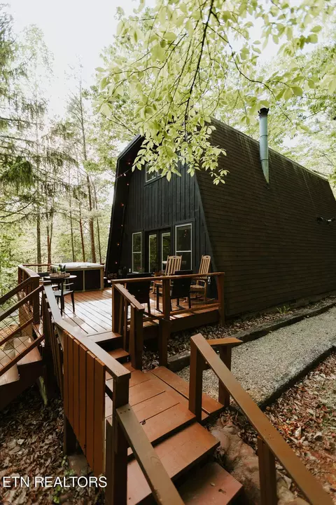 2032 Beach Front Dr, Sevierville, TN 37876
