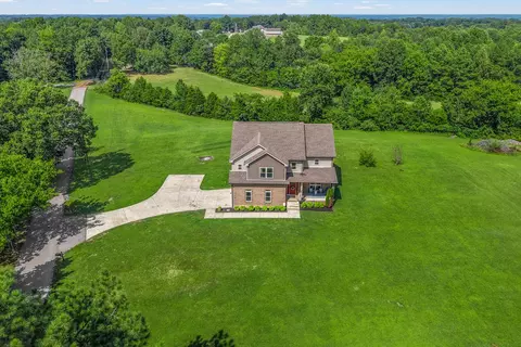 1000 Gwen Ln, Cunningham, TN 37052