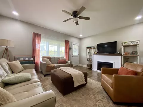 Living - 308 Spring St, Loretto, TN 38469 photo 1 of 5