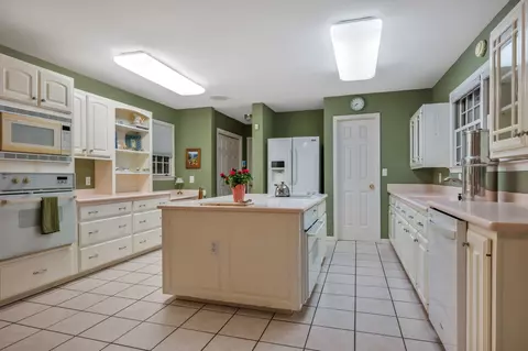 Kitchen - 300 E Lake Dr, Dickson, TN 37055 photo 1 of 3