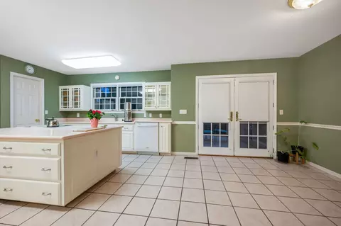 Kitchen - 300 E Lake Dr, Dickson, TN 37055 photo 3 of 3