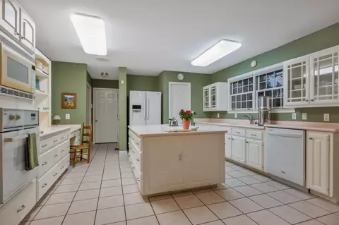 Kitchen - 300 E Lake Dr, Dickson, TN 37055 photo 2 of 3