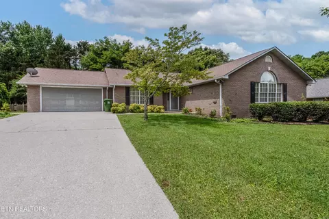 925 Meadow Oaks Dr, Maryville, TN 37803