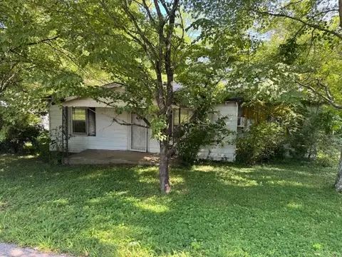 213 Chamberlain Ave, Lafayette, TN 37083