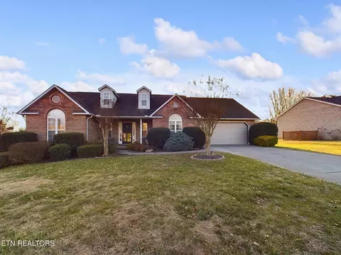 1061 Summerfield Dr, Maryville, TN 37801