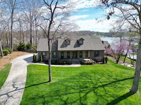 141 Lake Crest Dr, Lenoir City, TN 37772