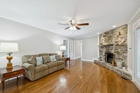 Living - 1336 Sharp Springs Rd, Decherd, TN 37324 photo 2 of 3