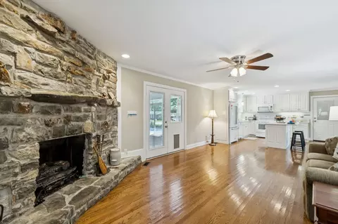 Living - 1336 Sharp Springs Rd, Decherd, TN 37324 photo 3 of 3