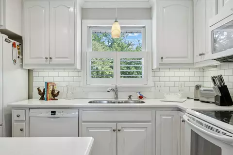 Kitchen - 1336 Sharp Springs Rd, Decherd, TN 37324 photo 3 of 7
