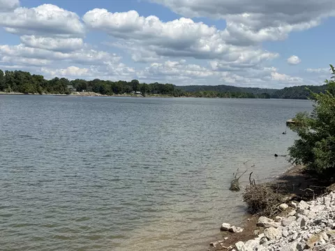 705 River Front Dr, Clifton, TN 38425