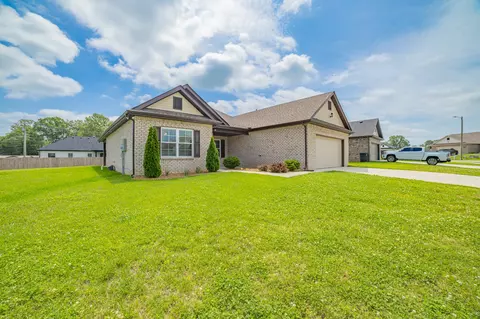 82 Pinnacle Point Ln, Tullahoma, TN 37388
