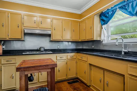 Kitchen - 4121 Old Moss Rd, Baxter, TN 38544 photo 1 of 2