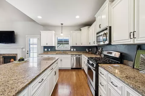 Kitchen - 2009 Keiser St, Spring Hill, TN 37174 photo 4 of 6