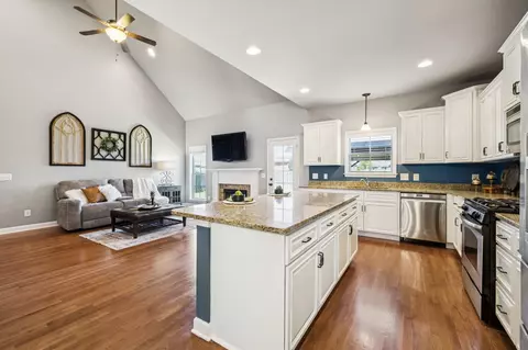 Kitchen - 2009 Keiser St, Spring Hill, TN 37174 photo 5 of 6