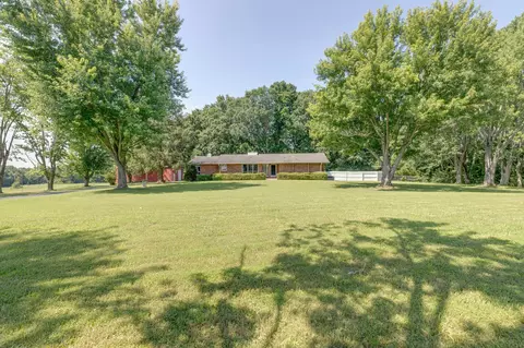 1075 Batson Mill Rd, Charlotte, TN 37036