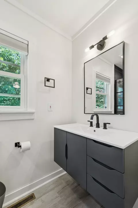 Bath - 331 Eventide Dr, Murfreesboro, TN 37130 photo 8 of 9