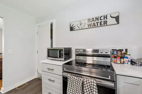 Kitchen - 331 Eventide Dr, Murfreesboro, TN 37130 photo 5 of 6