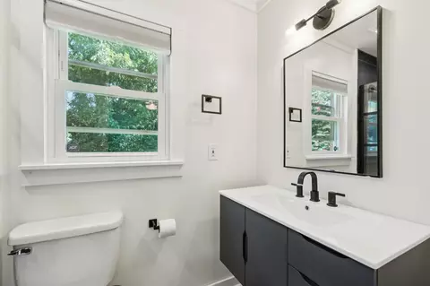 Bath - 331 Eventide Dr, Murfreesboro, TN 37130 photo 7 of 9