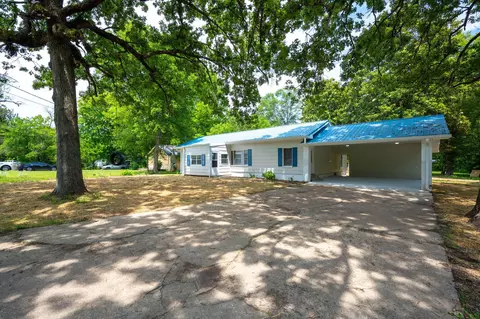 594 Prater Rd, Rossville, GA 30741