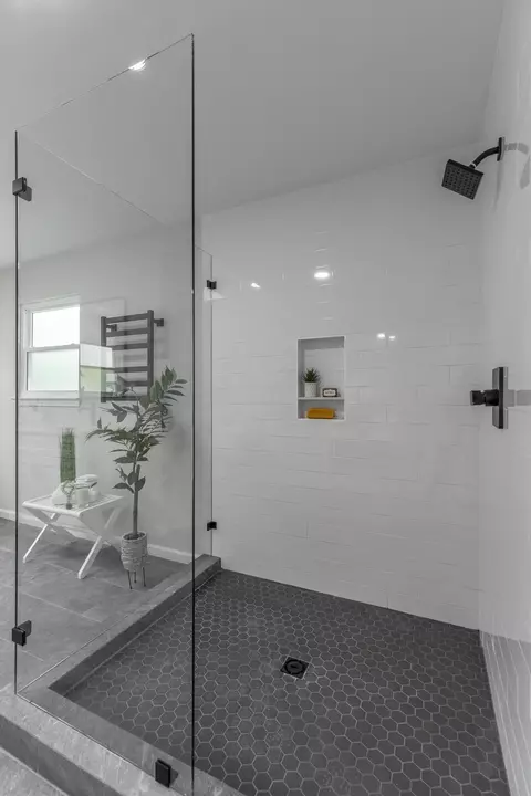 Bath - 2321 Mark Ln, Chattanooga, TN 37421 photo 4 of 8