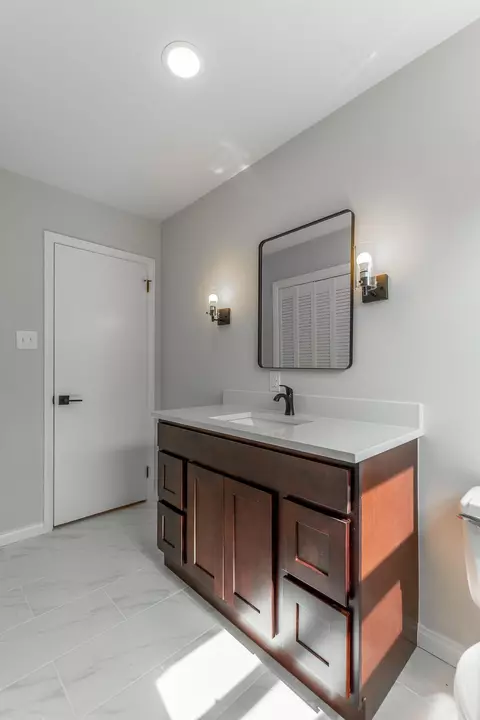 Bath - 2321 Mark Ln, Chattanooga, TN 37421 photo 5 of 8