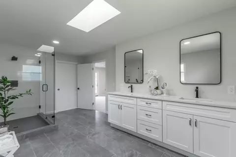 Bath - 2321 Mark Ln, Chattanooga, TN 37421 photo 1 of 8
