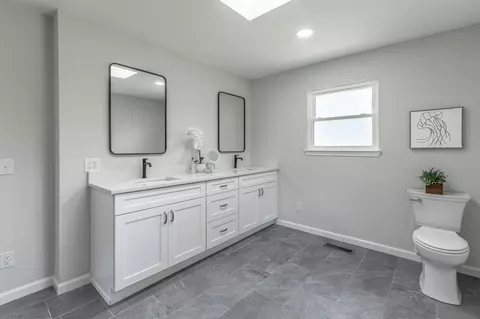 Bath - 2321 Mark Ln, Chattanooga, TN 37421 photo 2 of 8