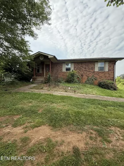 2824 Vicksburg Ln, Strawberry Plains, TN 37871