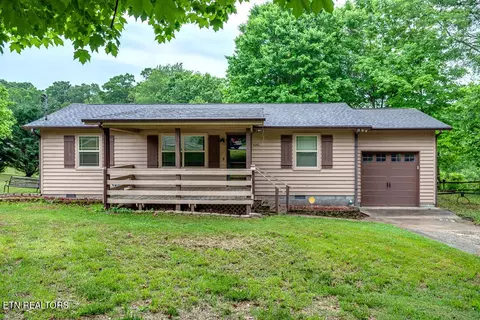 4642 Moon Ln, Strawberry Plains, TN 37871