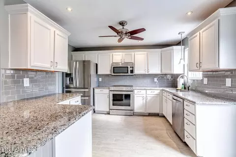 1296 Emerald Forest Ln, Powell, TN 37849 photo 16