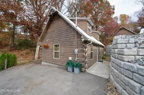 513 Golf Rd, Pigeon Forge, TN 37863