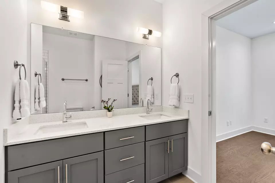 Bath - 1113 Villa Pl, Nashville, TN 37212 photo 2 of 4