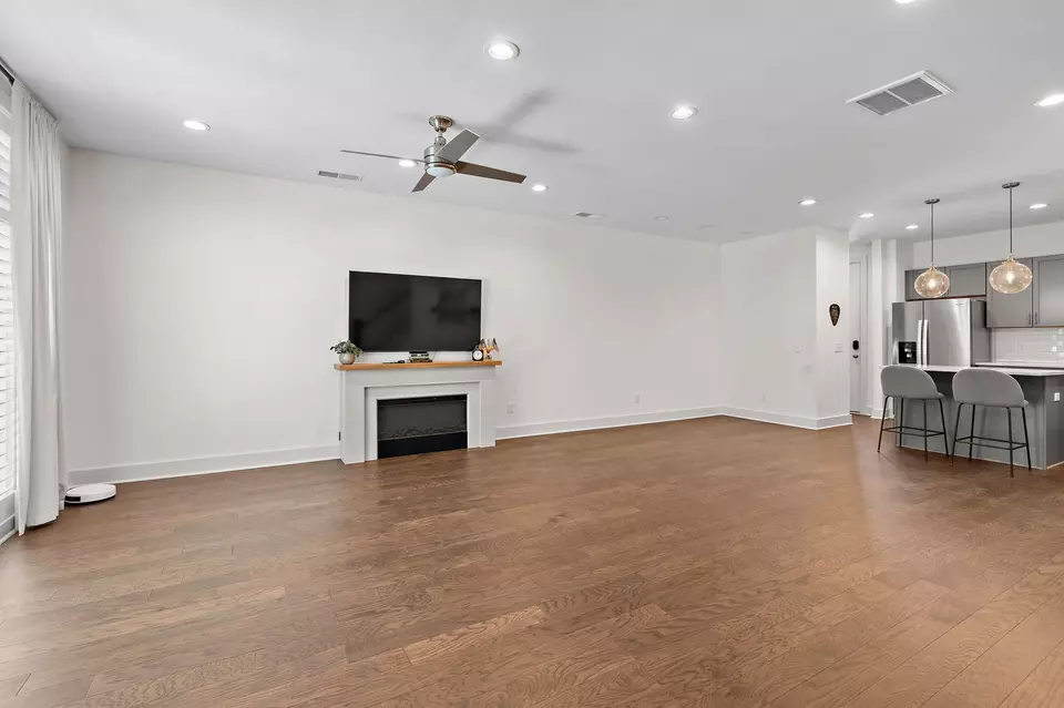 Living - 1113 Villa Pl, Nashville, TN 37212 photo 2 of 5