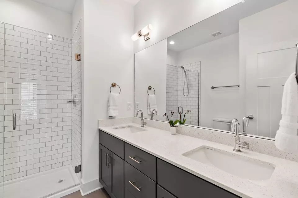 Bath - 1113 Villa Pl, Nashville, TN 37212 photo 3 of 4