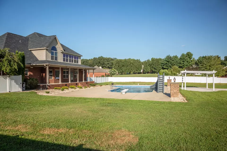 Exterior - 18 Saddletree Dr, Fayetteville, TN 37334 photo 7 of 8