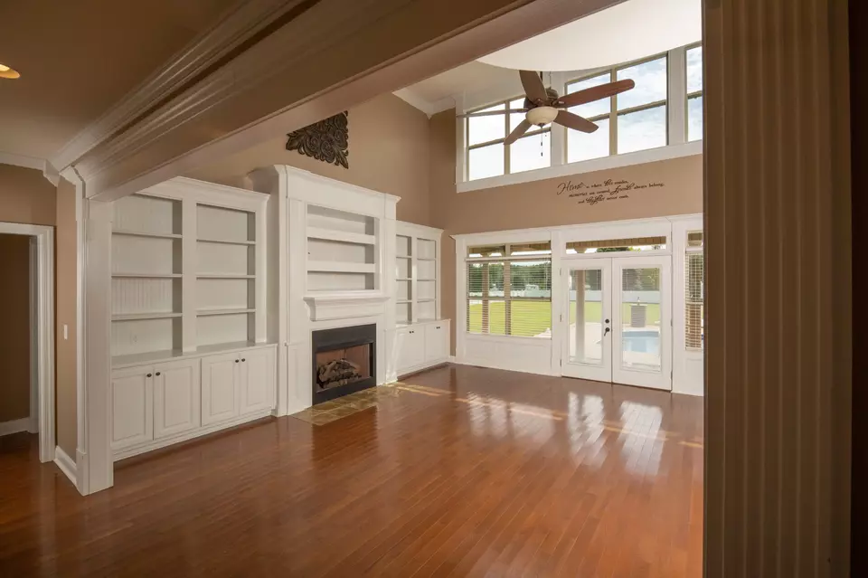 Living - 18 Saddletree Dr, Fayetteville, TN 37334 photo 2 of 3