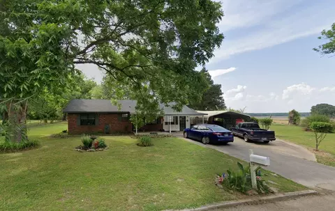 737 Blue Bonnett Ln, Bolivar, TN 38008
