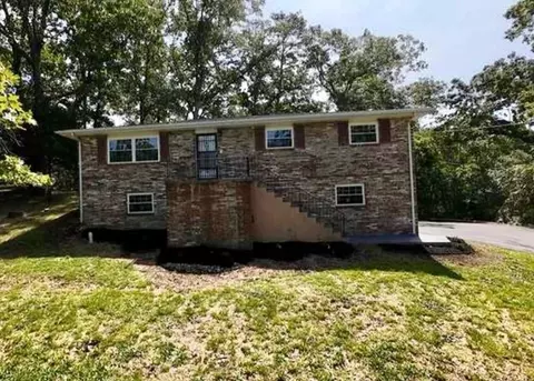 42 Travis Rd, Rossville, GA 30741
