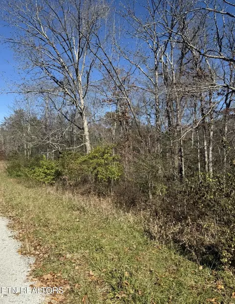 2029 Winnebago Dr, Crossville, TN 38572